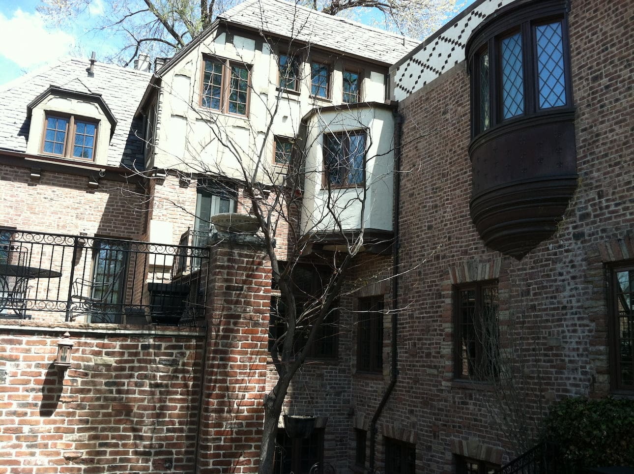 window-cleaning-belcaro Clean steel casement windows on a Belcaro brick home in Denver