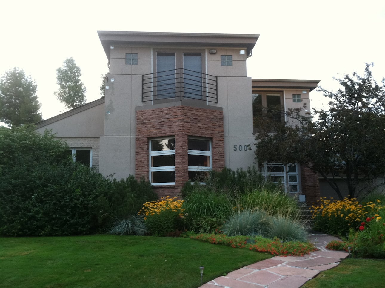 window-cleaning-cherry-creek-image Clean townhome windows and glass balcony railing in Cherry Creek, Denver